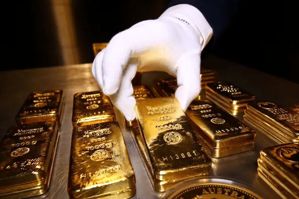 The most important reasons behind the rise in gold prices Review Plus